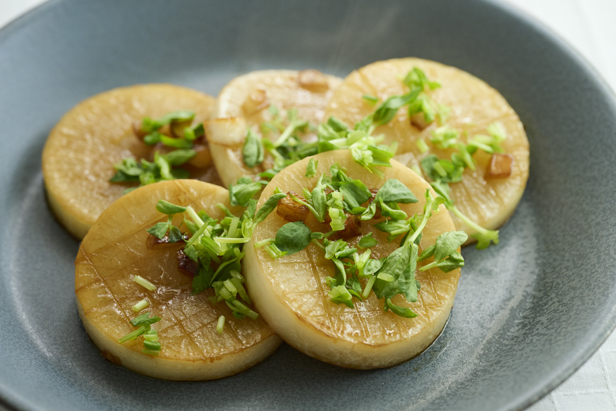 バター×めんつゆは裏切らない！倍増しの旨みあふれる焼き大根。