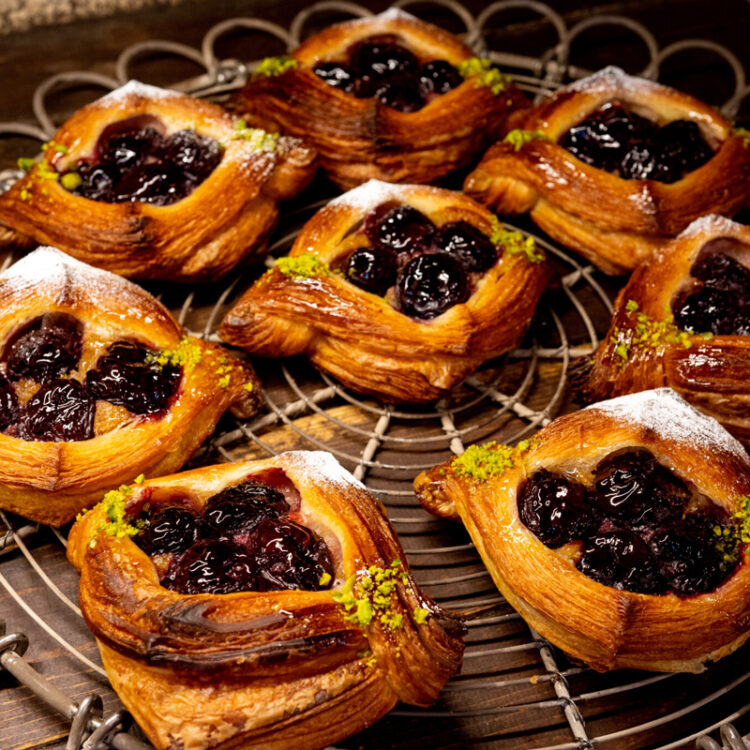 【全国】パン好きなら一度は訪れたい憧れのベーカリー｜1日3000個売れたパン、京都人気ベーカリー、銀座でおすすめのパン屋さんほか32選