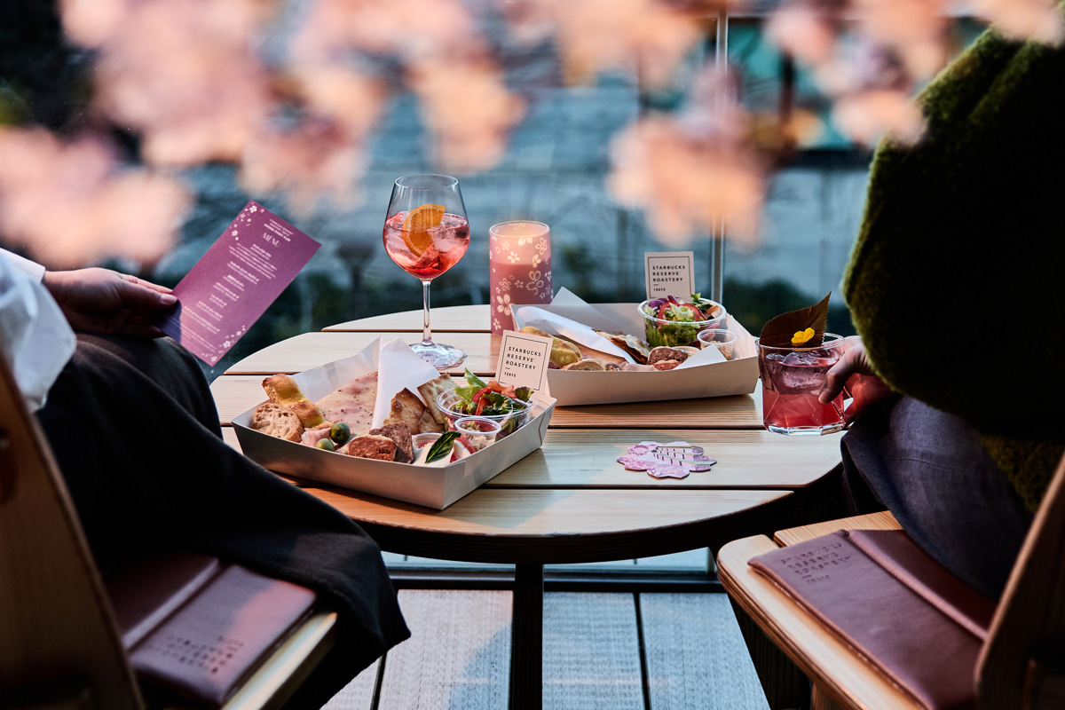 桜色に染まる夜、パンで一杯。ロースタリー東京で楽しむ“パン飲み”。