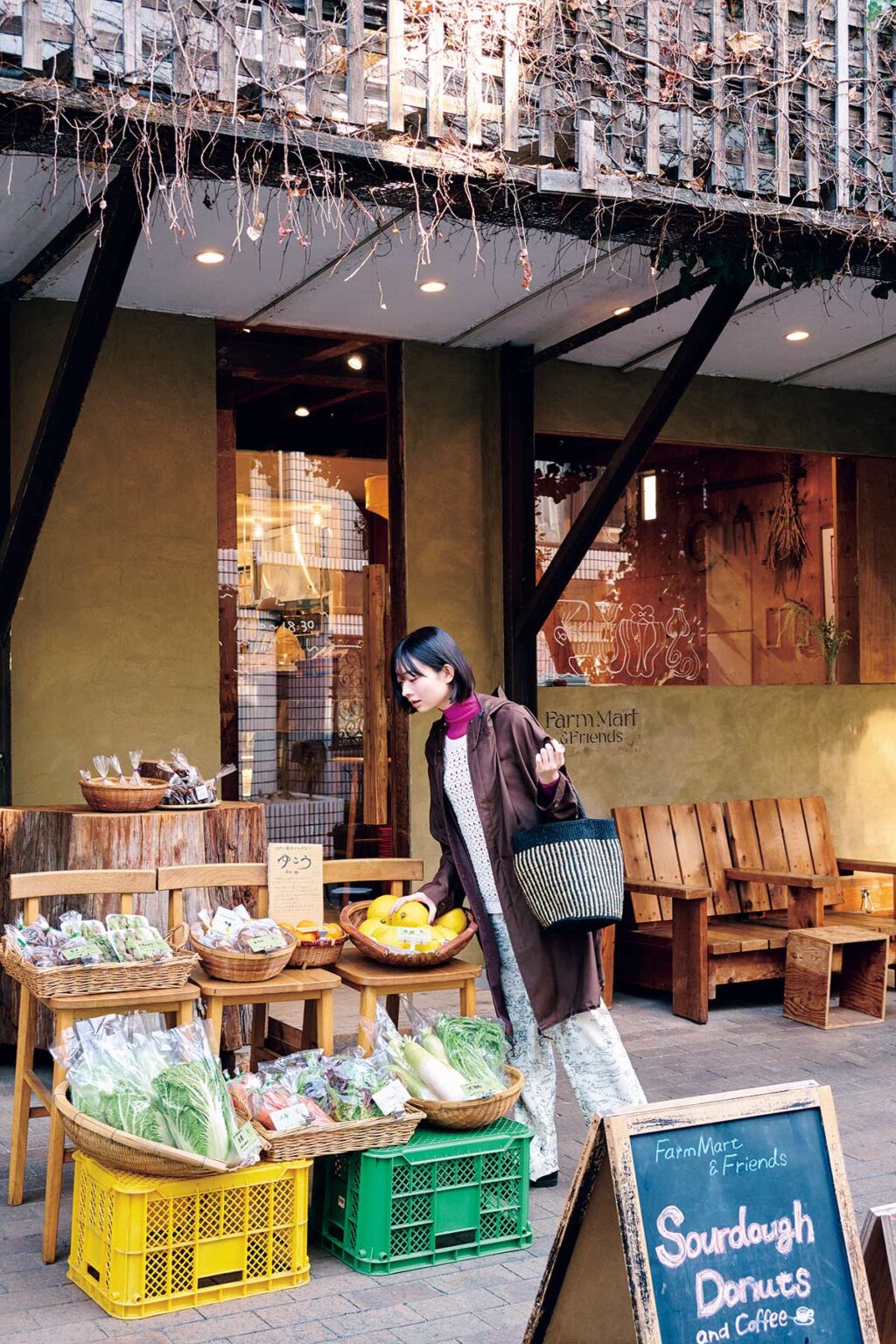 春の空気を感じて、胸元にピンクの彩りを。シルク フィールドコート143,000円（ユライヤ https://uryya.com/）／中に着たピンクのリブトップ13,200円（モットハウストーキョー 03-6325-2593）／ニットベスト55,000円（マイディ）、プリントイージーパンツ101,200円（ラプレスティックウィストン）、バッグ11,000円（ソイル｜全てジャーナル スタンダード ラックス 表参道店 03-6418-0900）／ローファー12,980円（ハルタ 03-3874-3317）