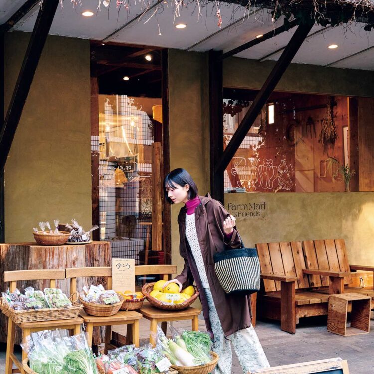 春の空気を感じて、胸元にピンクの彩りを。シルク フィールドコート143,000円（ユライヤ https://uryya.com/）／中に着たピンクのリブトップ13,200円（モットハウストーキョー 03-6325-2593）／ニットベスト55,000円（マイディ）、プリントイージーパンツ101,200円（ラプレスティックウィストン）、バッグ11,000円（ソイル｜全てジャーナル スタンダード ラックス 表参道店 03-6418-0900）／ローファー12,980円（ハルタ 03-3874-3317）