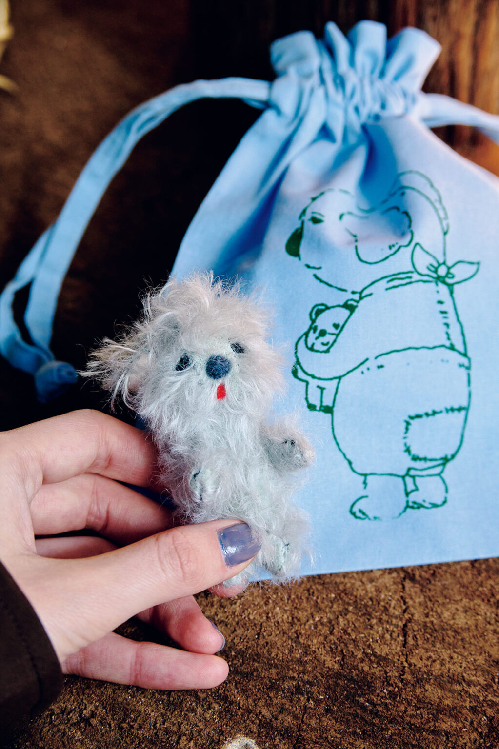 お守りがわりのぬいぐるみ。SOBORO OMAMORI（巾着つき）※価格は作品により異なる（SOBORO soborokoara@gmail.com）