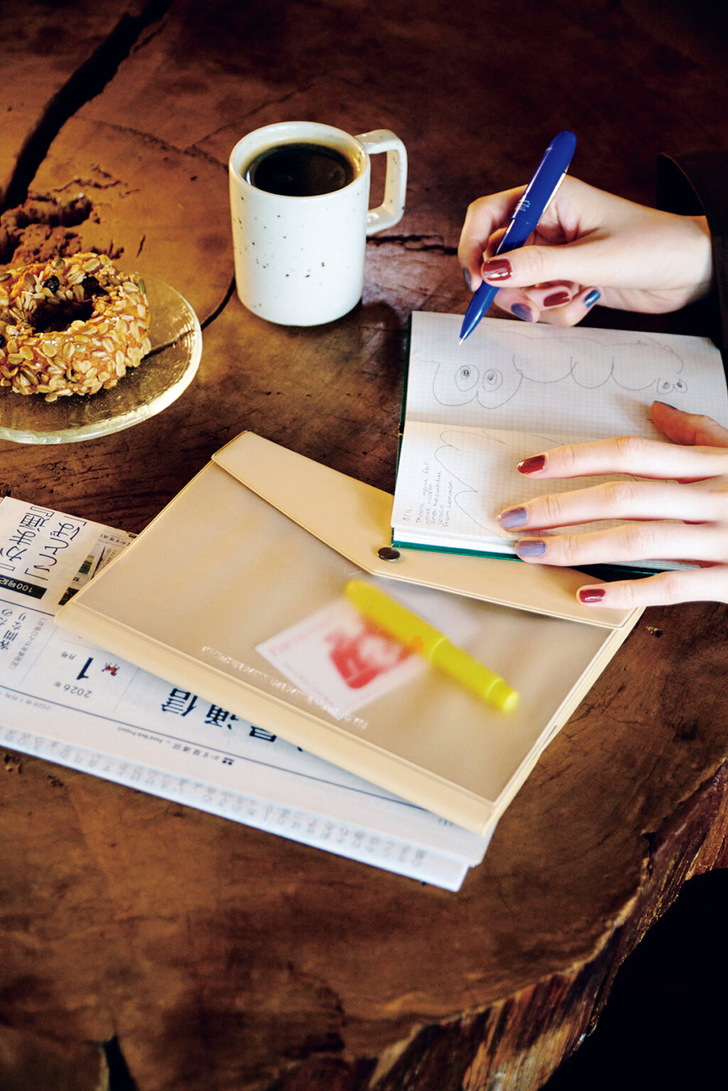 塩気のある「雑穀ヴィーガンドーナツ」（イートイン407円）も。お店の自由帳を読んだり書いたり。ボールペン、シャープペンシル各770円、ダイアリー2,310円（全てペンコ｜ハイタイド 092-533-3335）