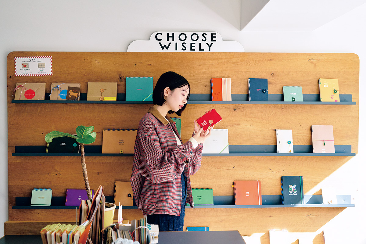 「紙を選ぶ楽しさ、使う楽しさをもっと知ってもらいたい」の気持ちで印刷会社が手がけるオーダーメイドのノート店。サイズ、縦横、開き方、表紙や裏表紙、中の紙の色や質感、リング、留め具、チャーム……と組み合わせは数万通り以上。オンラインでオーダーも可能。
