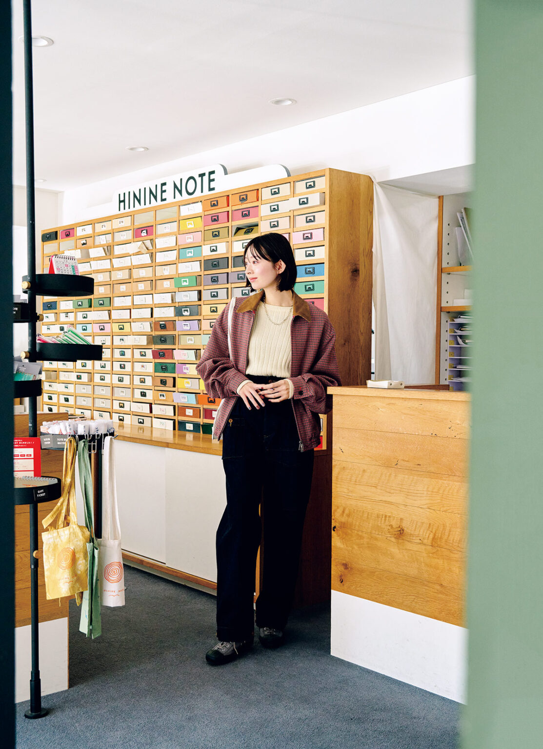 チェックブルゾン121,000円（サイ｜マスターピースショールーム 03-6407-0117）／ニットプルオーバー19,800円（ハリウッド ランチ マーケット 03-34
63-5668）／デニムパンツ44,000円（ナイジェル・ケーボン ウーマン｜アウターリミッツ https://cabourn.jp/）／ネックレス69,300円（エリッカ ニコラス ビゲイ｜ジャーナル スタンダード ラックス 表参道店 03-6418-0900）／スニーカー11,000円（ムーンスター｜ムーンスター カスタマーセンター 0800-800-1792）