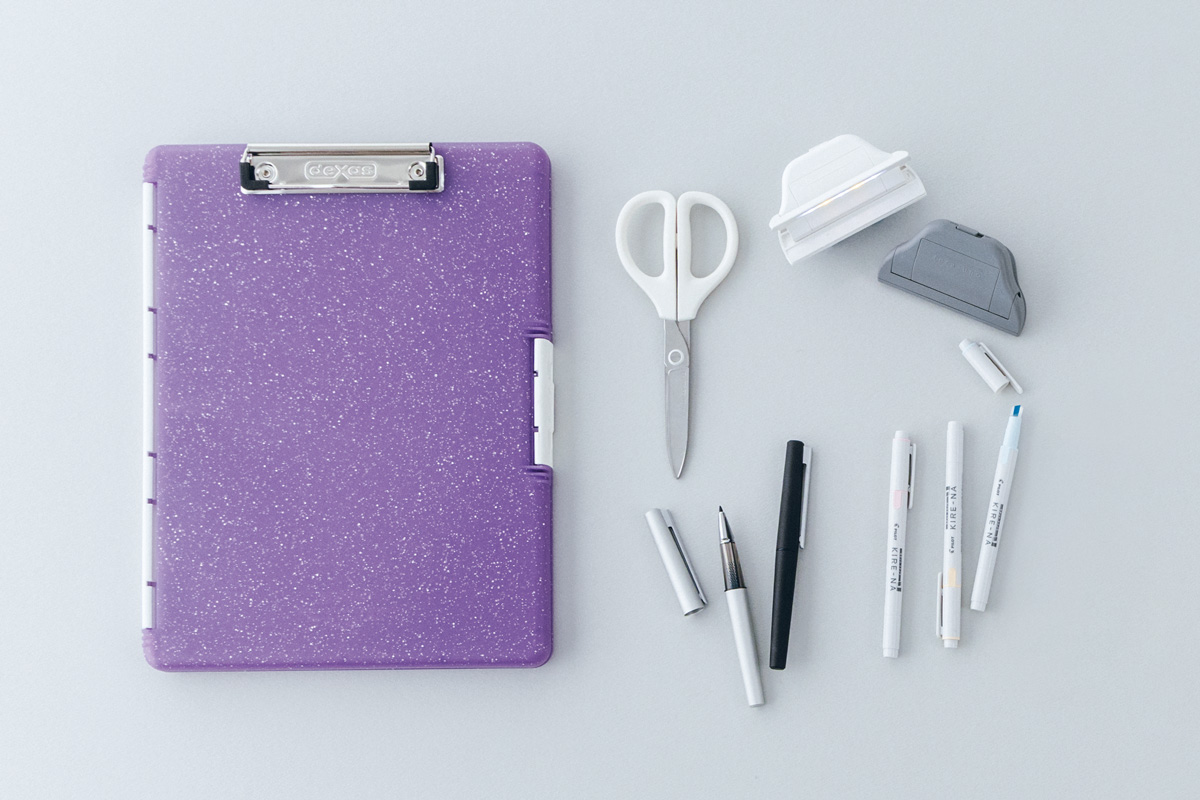 「文具店によって“文房具”の定義が違うのも面白いし、毎回驚くような新商品に出合える。もう文具店に住みたいくらい好きなんです」(KREVAさん)。 「文具店によって“文房具”の定義が違うのも面白いし、毎回驚くような新商品に出合える。もう文具店に住みたいくらい好きなんです」(KREVAさん)。