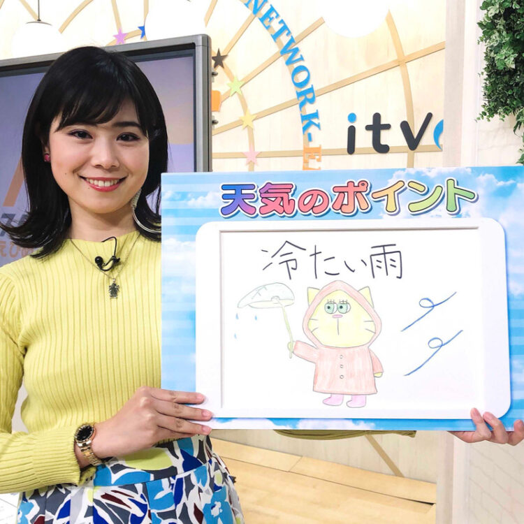 テレビスタジオにて。天気のポイントをイラストにして伝えることも。 テレビスタジオにて。天気のポイントをイラストにして伝えることも。
