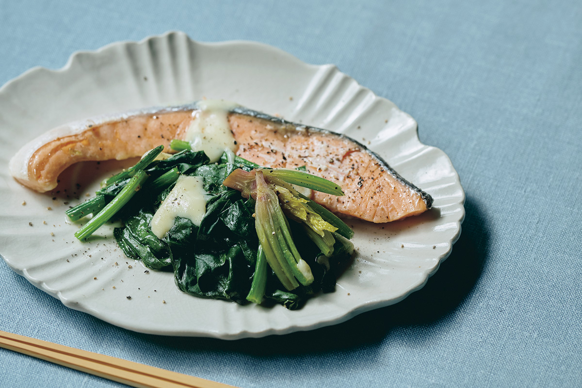7分蒸すだけでカラダが喜ぶ一品が完成。鮭 × ほうれん草 × チーズのせいろレシピ