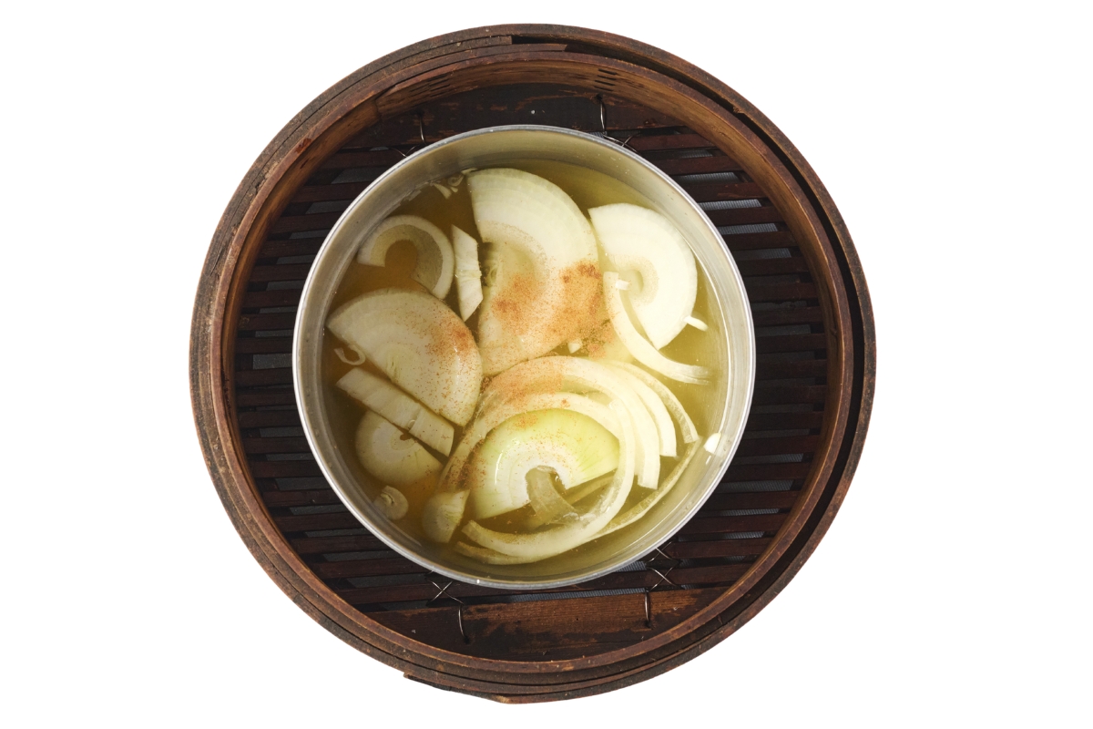 生理痛がつらい時におすすめのせいろレシピ「玉ねぎとシナモンの蒸しスープ」