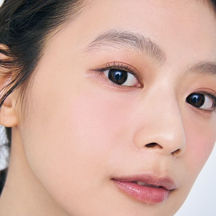 大小ハートを頬上下に連ねて。