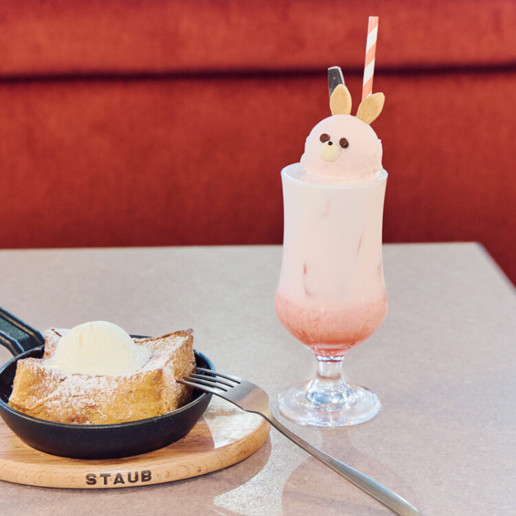 飲めるフレンチトースト1,298円は、アツアツ、ひんやりを交互に楽しめる。いちごみるくフロート869円を合わせて。●yellow 大井町/商業施設3F。11:00~22:00(21:00LO)。46席 飲めるフレンチトースト1,298円は、アツアツ、ひんやりを交互に楽しめる。いちごみるくフロート869円を合わせて。●yellow 大井町/商業施設3F。11:00~22:00(21:00LO)。46席