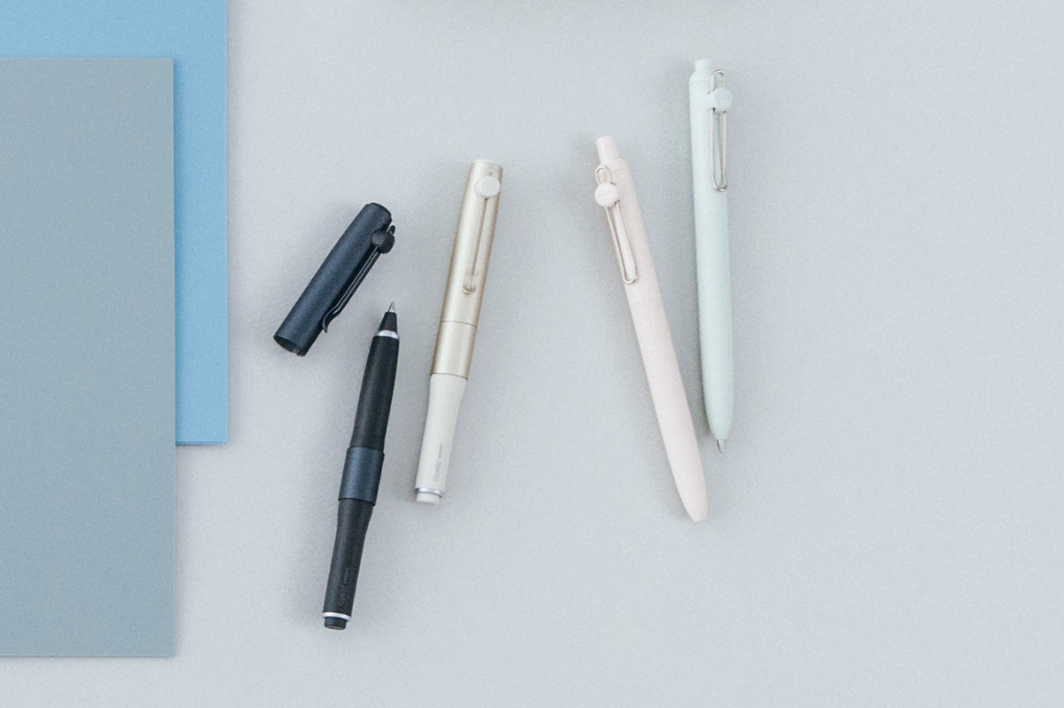 KREVAさんが選ぶ「使ったらスゴさがわかる」文房具2. 〈三菱鉛筆〉の「ユニボール ゼント シグニチャーモデル（左）」と「ユニボール ゼント スタンダードモデル（右）」