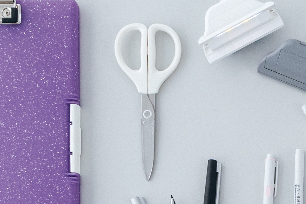 KREVAさんが選ぶ「使ったらスゴさがわかる」文房具5. 〈コクヨ〉の「ハサミ〈サクサ〉（グルーレス刃）」