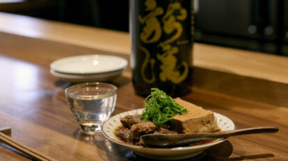 【三軒茶屋でひとり飲み】路地裏で見つけた大衆割烹。秋田の旬菜と美酒に酔う、大人のネオ晩酌
