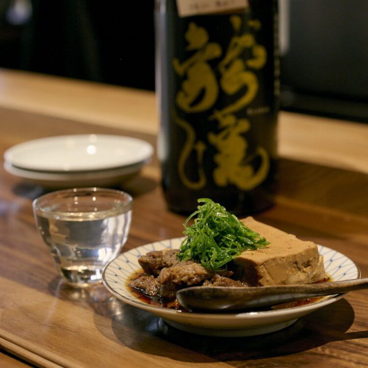 “名代”牛すじ豆腐煮込み730円、龍蟠(グラス)780円 “名代”牛すじ豆腐煮込み730円、龍蟠(グラス)780円