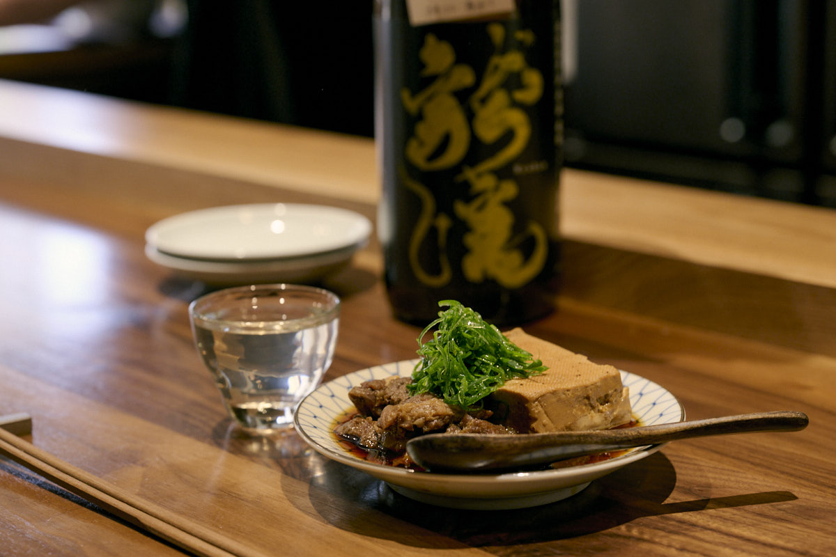 【三軒茶屋でひとり飲み】路地裏で見つけた大衆割烹。秋田の旬菜と美酒に酔う、大人のネオ晩酌