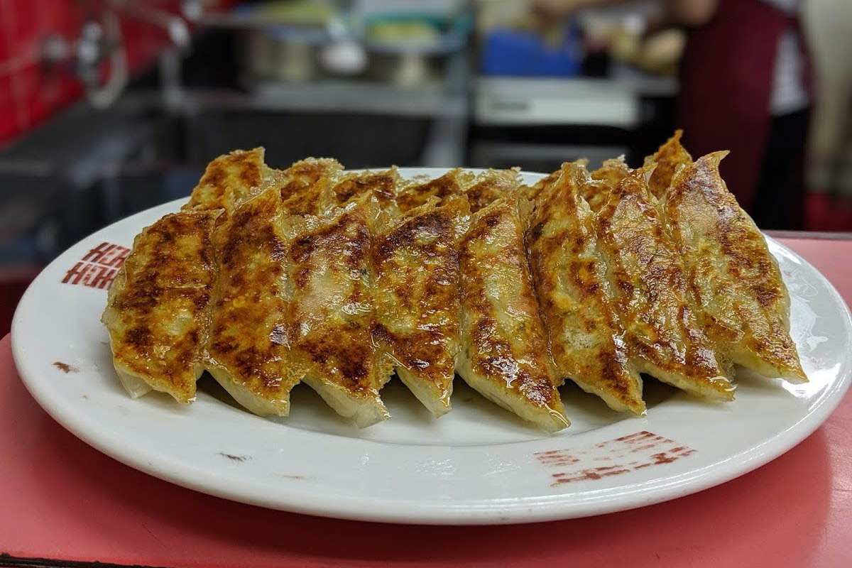 『東京餃子通信』編集長が選ぶ【餃子の名店】大阪を代表する焼き餃子の名店〈丸正餃子店 本店〉