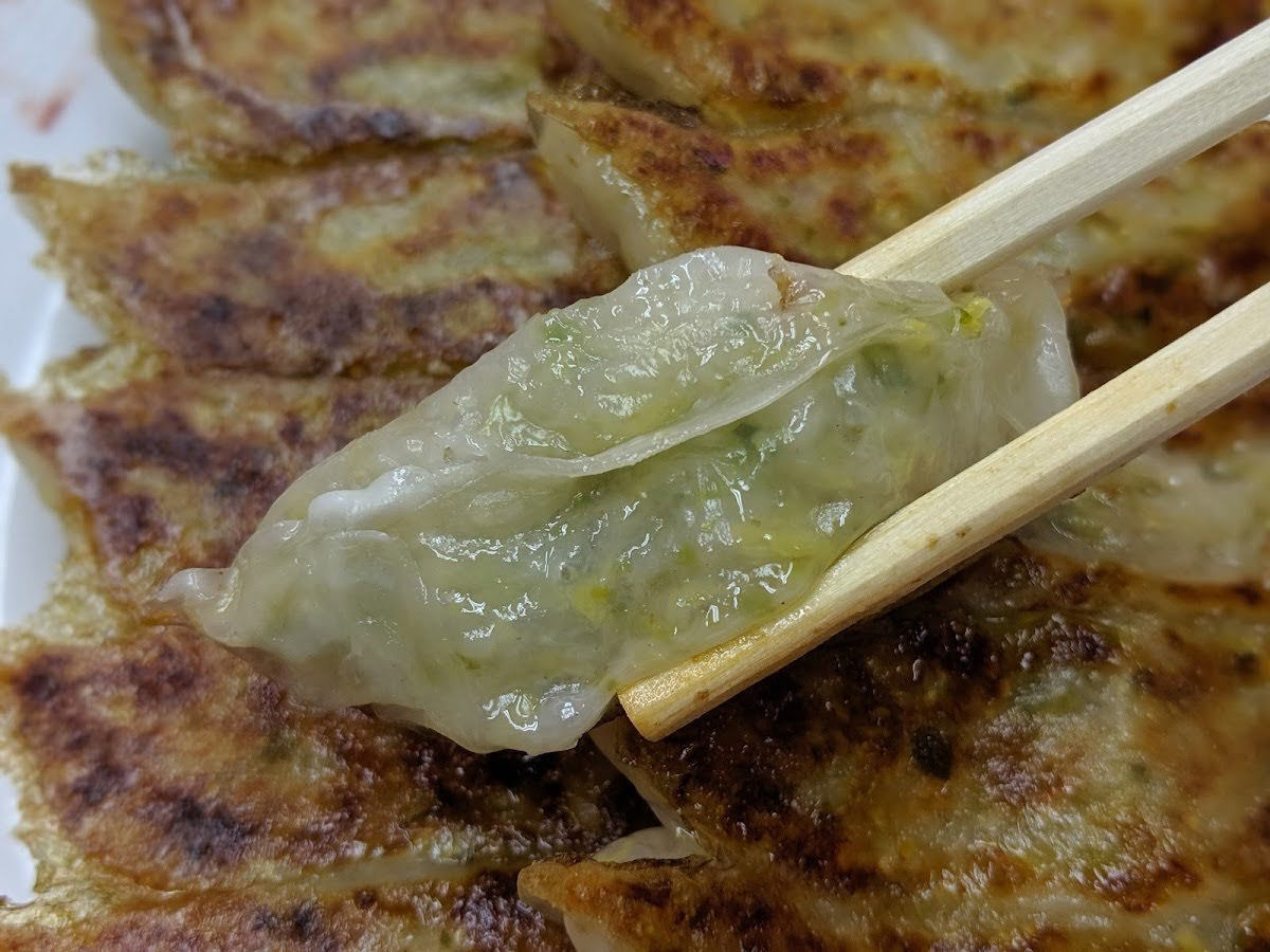 『東京餃子通信』編集長が選ぶ【餃子の名店】大阪を代表する焼き餃子の名店〈丸正餃子店 本店〉