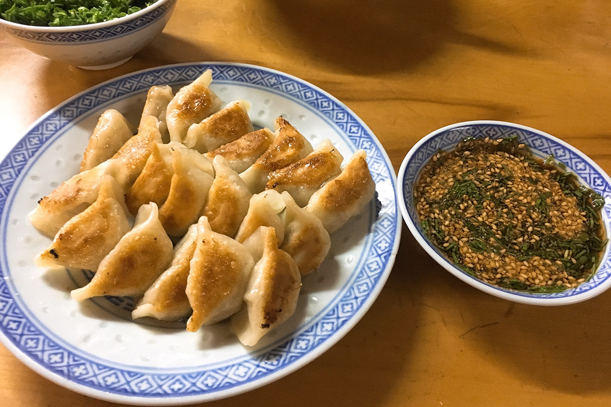 『東京餃子通信』編集長が選ぶ【餃子の名店】福岡の屋台文化から生まれた人気店〈ぎょうざ娘娘（にゃんにゃん）〉