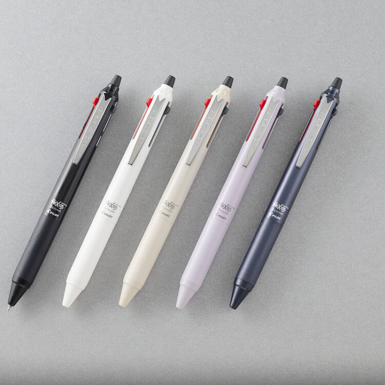 ボディカラーのバリエーションは全５色。ペン先のボール径が0.4㎜と細いため、手帳や書類などの細かい書き込みにぴったり。