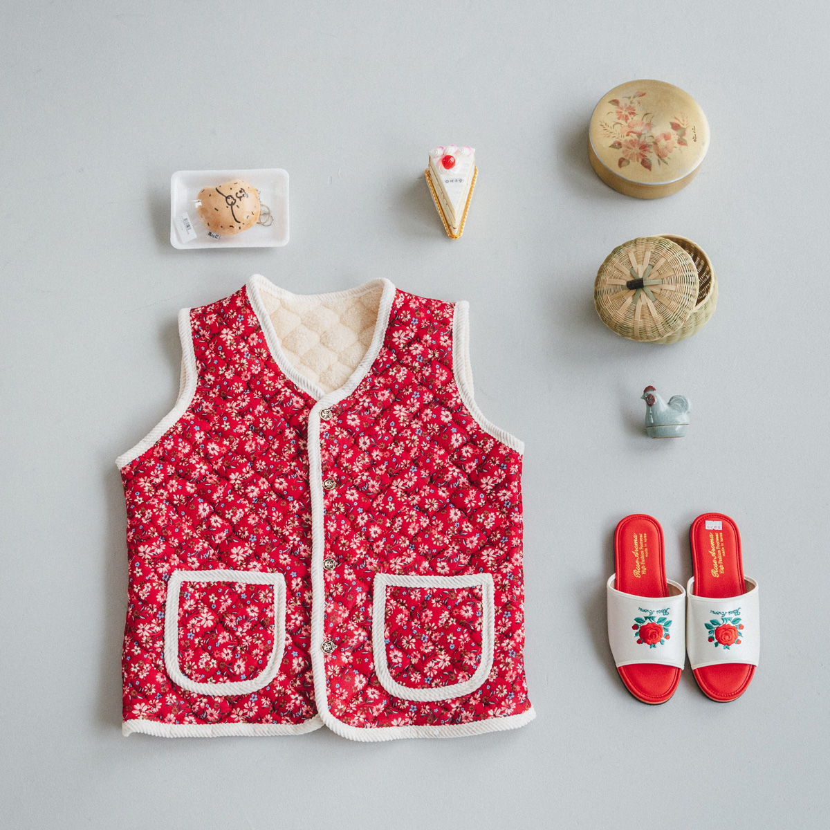 「市場で働くおばあちゃんが素敵でした」と、流行のチョッキからヒントを得て「ハルモニ」という寄り道テーマも。 「市場で働くおばあちゃんが素敵でした」と、流行のチョッキからヒントを得て「ハルモニ」という寄り道テーマも。