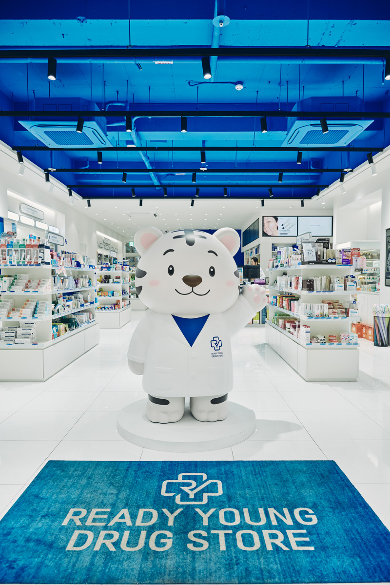 コスメのお土産を買う場所は、オリーブヤングだけじゃない!実は穴場なスポット、薬局とドラッグストアを融合したハイブリッド薬局〈レディヤング〉へ。薬局でしか買えない高機能なコスメやドクターズコスメをチェック。 コスメのお土産を買う場所は、オリーブヤングだけじゃない!実は穴場なスポット、薬局とドラッグストアを融合したハイブリッド薬局〈レディヤング〉へ。薬局でしか買えない高機能なコスメやドクターズコスメをチェック。