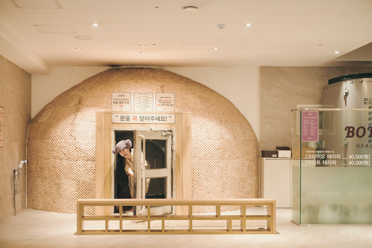 旅疲れのリセットや深夜・早朝便に便利な24時間営業のチムジルバン。施設内にはサウナにお風呂にあかすりに…たくさん食べた後のデトックスにも。 旅疲れのリセットや深夜・早朝便に便利な24時間営業のチムジルバン。施設内にはサウナにお風呂にあかすりに…たくさん食べた後のデトックスにも。