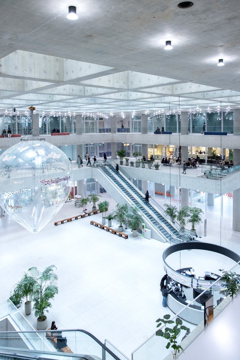 大手化粧品メーカー本社ビルは、建築的な見どころがたくさん。 大手化粧品メーカー本社ビルは、建築的な見どころがたくさん。