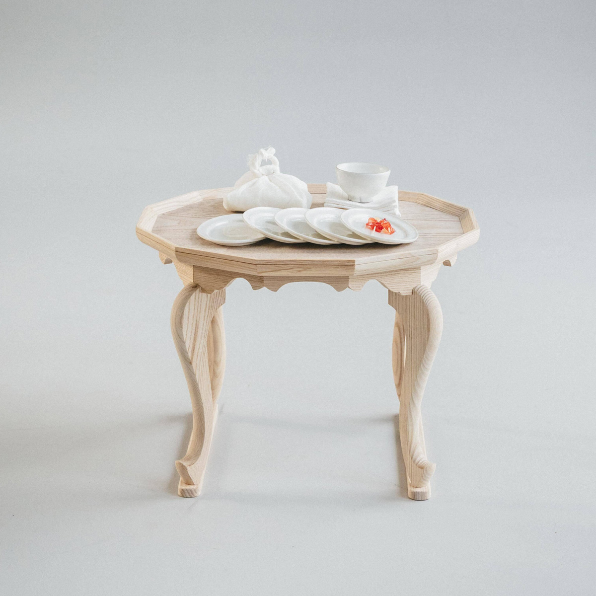 韓国のソバン(食事用のお膳)やプレート、布製コースターなど韓国クラフトの「白」をグラデーションで紹介。 韓国のソバン(食事用のお膳)やプレート、布製コースターなど韓国クラフトの「白」をグラデーションで紹介。