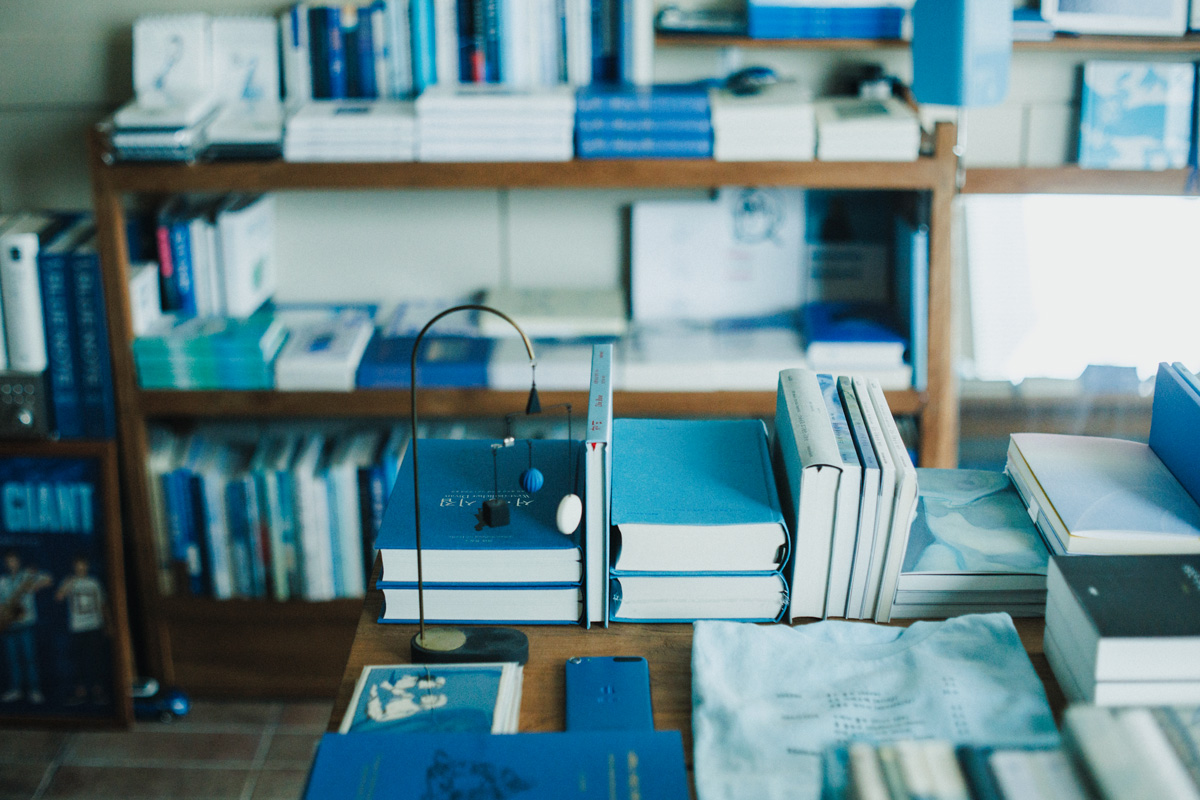 青い本、レコード、スピーカー…。ここにしかない!?「青」のお店。 青い本、レコード、スピーカー…。ここにしかない!?「青」のお店。