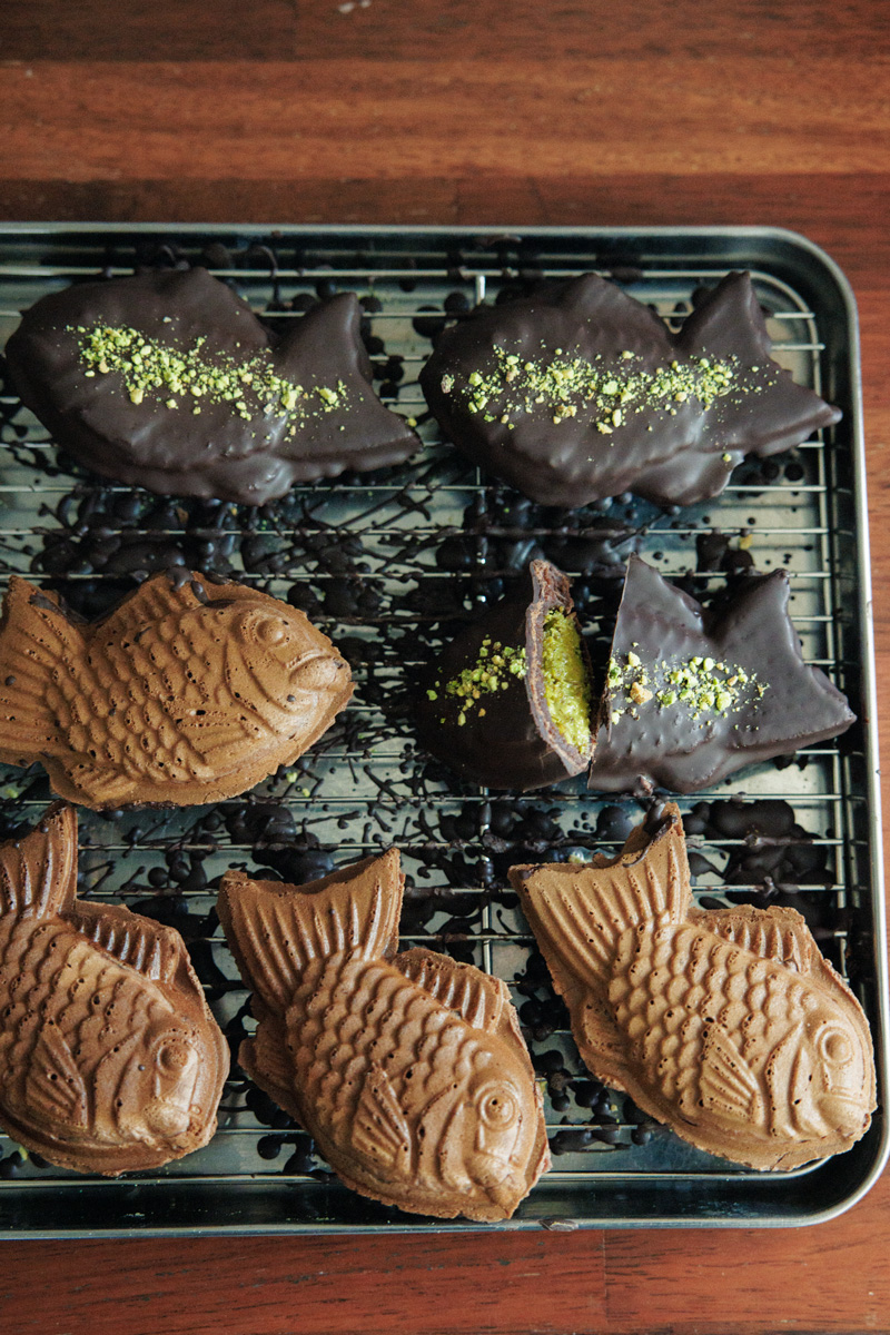 カダイフ(麺状生地)とピスタチオペーストで作る“ドバイ”。昨年はチョコがけが定番だったけど、今話題のドゥチョンクはもちろん、定番屋台スイーツ・プンオパン(鯛焼き)までドバイ化! カダイフ(麺状生地)とピスタチオペーストで作る“ドバイ”。昨年はチョコがけが定番だったけど、今話題のドゥチョンクはもちろん、定番屋台スイーツ・プンオパン(鯛焼き)までドバイ化!