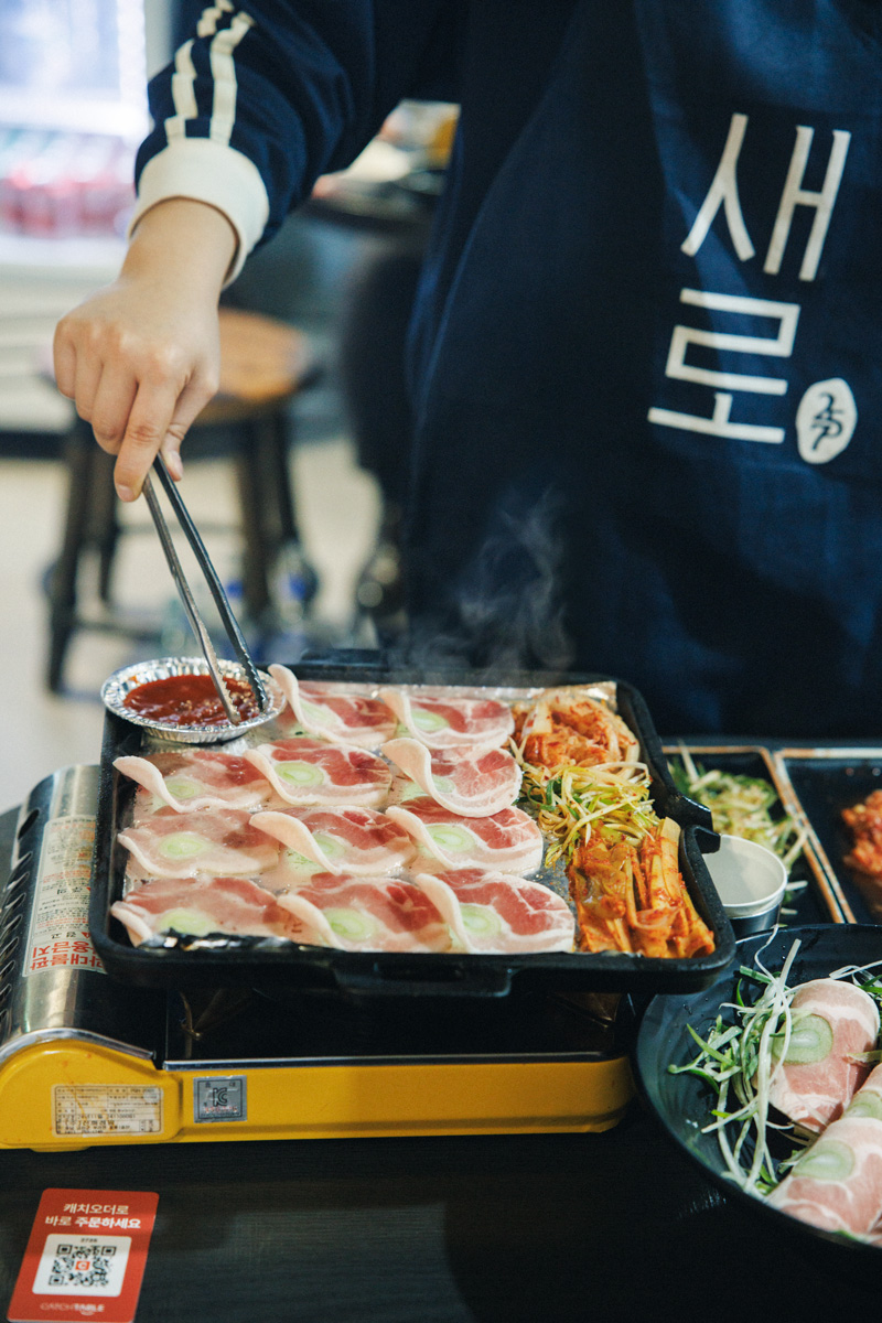 薄くスライスされた豚肉の真ん中に、ネギ? 肉好きから絶賛を集めるサムギョプサル。今、ちょっぴり個性的な肉料理がブームの兆し。 薄くスライスされた豚肉の真ん中に、ネギ? 肉好きから絶賛を集めるサムギョプサル。今、ちょっぴり個性的な肉料理がブームの兆し。