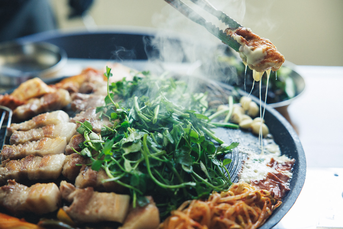 豚肉を蜜蝋の中で熟成させて旨みを凝縮。肉から蜜蝋をパリパリ剥がし、さらに、細かく削った蜜蝋を肉に振りかけて鉄板へ。鉄板の上で一緒に焼いたチーズがとろとろになったら、肉を絡めて召し上がれ! 豚肉を蜜蝋の中で熟成させて旨みを凝縮。肉から蜜蝋をパリパリ剥がし、さらに、細かく削った蜜蝋を肉に振りかけて鉄板へ。鉄板の上で一緒に焼いたチーズがとろとろになったら、肉を絡めて召し上がれ!