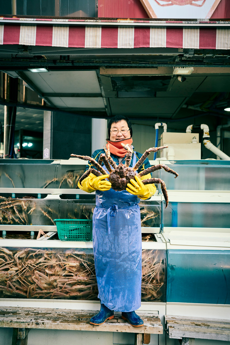 釜山は海鮮がおいしい街。市場で海鮮の乾物を買ったりカニを食べたり……ユニークなアジュンマ(おばさん)とアジョシ(おじさん)にも出会えます。 釜山は海鮮がおいしい街。市場で海鮮の乾物を買ったりカニを食べたり……ユニークなアジュンマ(おばさん)とアジョシ(おじさん)にも出会えます。