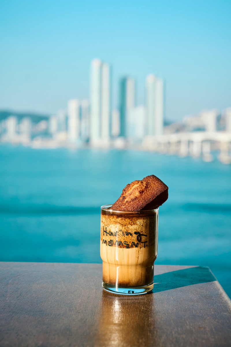 釜山は海とコーヒーの街。人気の海沿いカフェで煌めく水面を見ながらコーヒーを飲む至福の時間。フィナンシェ刺さってます。 釜山は海とコーヒーの街。人気の海沿いカフェで煌めく水面を見ながらコーヒーを飲む至福の時間。フィナンシェ刺さってます。