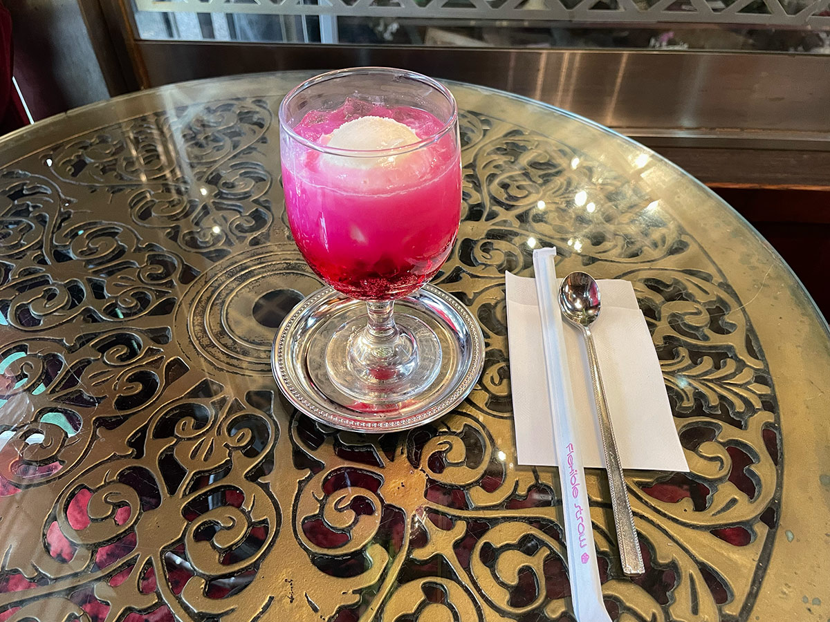 これまで訪れた数は2,000軒以上！喫茶店通の難波里奈さんが本当に好きな喫茶店　レトロゴージャスな空間で味わうひと時〈コーヒーの大学院 ルミエール・ド・パリ〉