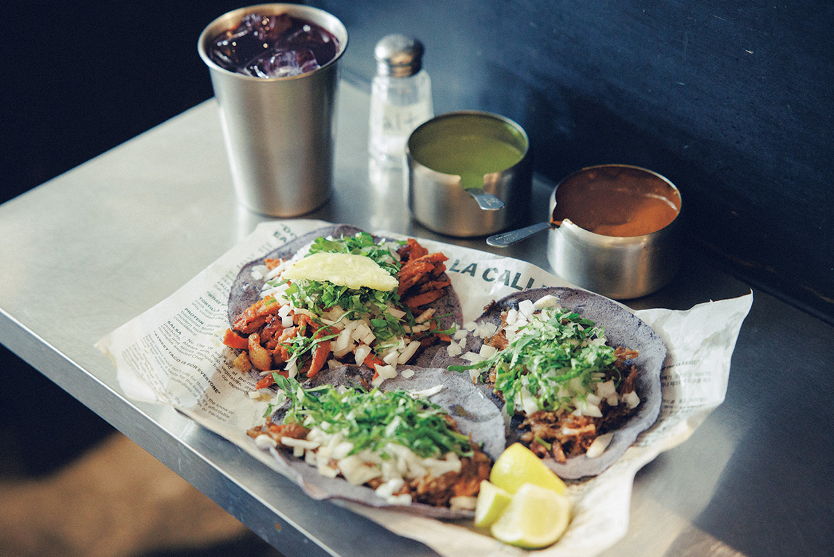 伝統市場のど真ん中にメキシコの屋台が出現。〈La Calle(ラカイェ)〉 タコス