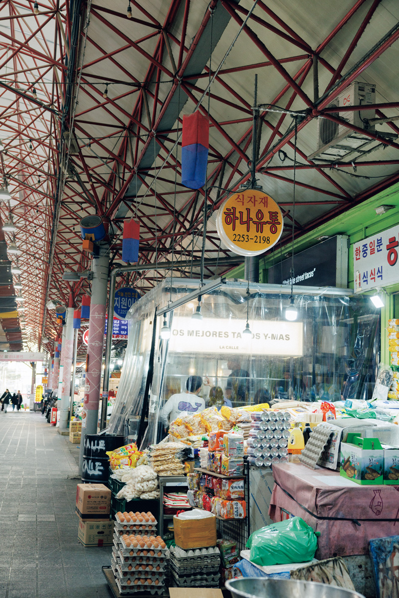 伝統市場のど真ん中にメキシコの屋台が出現。〈La Calle(ラカイェ)〉