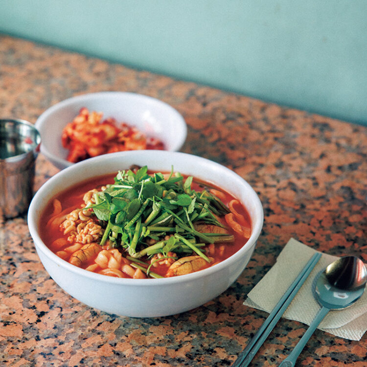 アルゴニカルグクス 12,000ウォン。店構えは市場の中の食堂をイメージ。 アルゴニカルグクス 12,000ウォン。店構えは市場の中の食堂をイメージ。