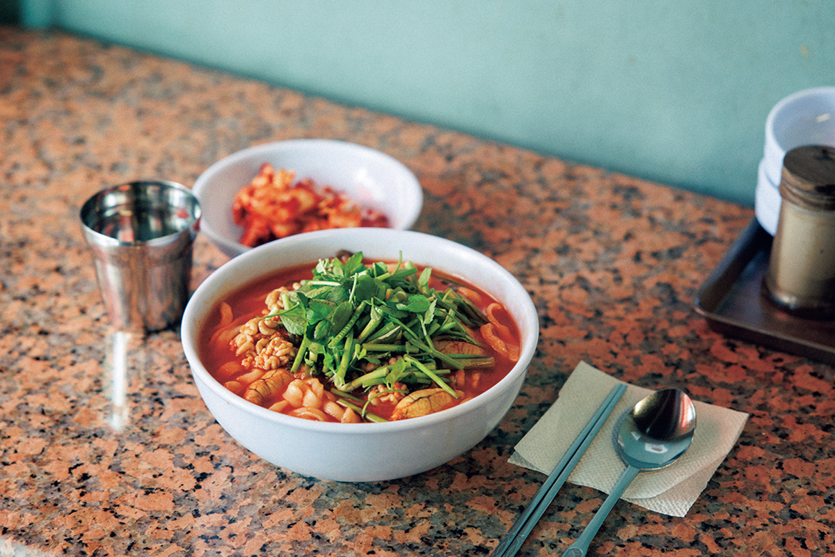 魚卵と白子をふんだんに。クセになる赤いカルグクス。〈ハニカルグクス〉