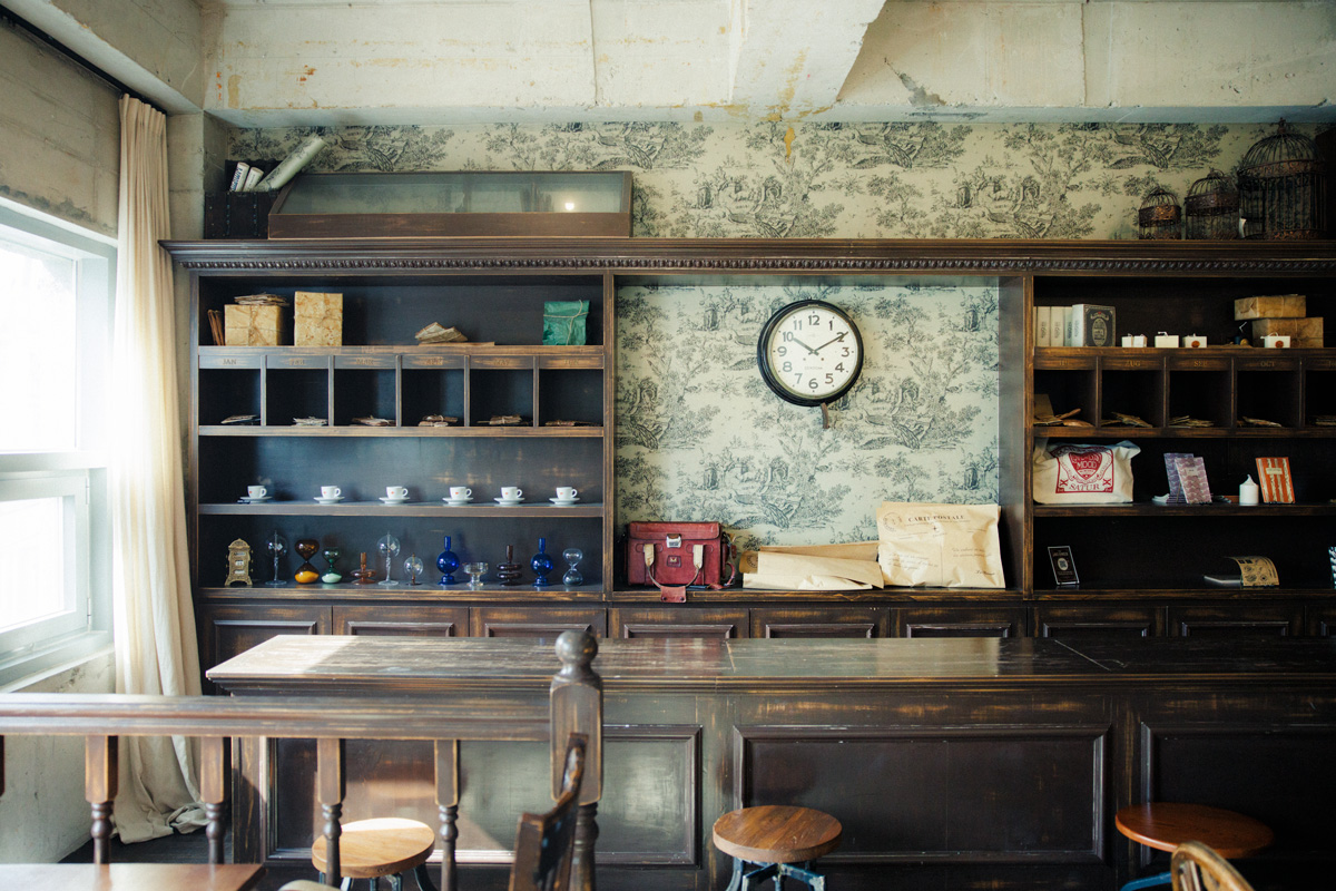 ポストの中から商品が登場!?郵便局を模した体験型カフェ。〈MAIL ROOM 新堂(メールルーム シンダン)〉 店内