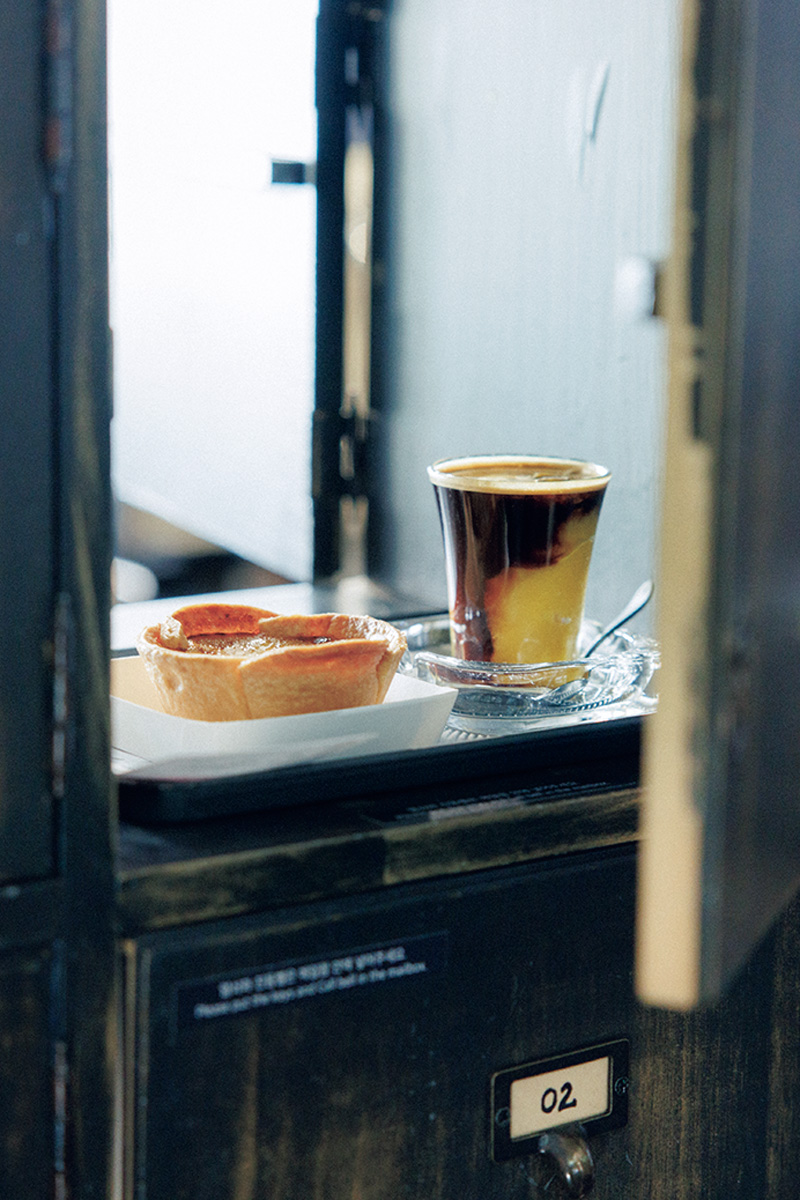 ポストの中から商品が登場!?郵便局を模した体験型カフェ。〈MAIL ROOM 新堂(メールルーム シンダン)〉