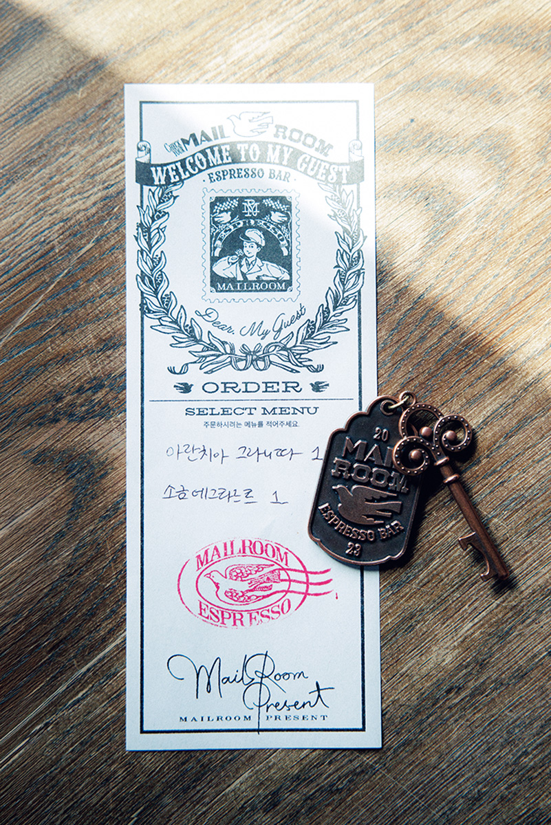 ポストの中から商品が登場!?郵便局を模した体験型カフェ。〈MAIL ROOM 新堂(メールルーム シンダン)〉
