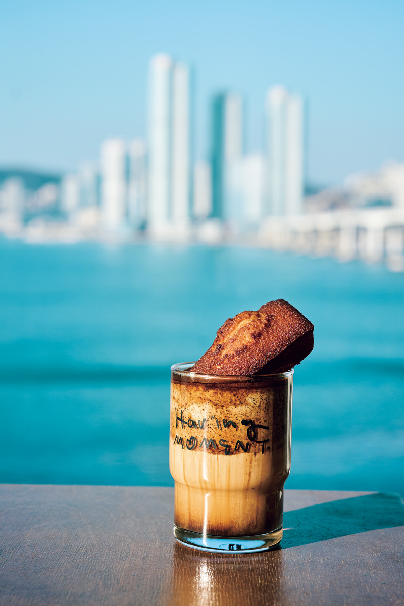 釜山でしたいこと。海辺カフェ〈Having Moment〉で景色を見る。