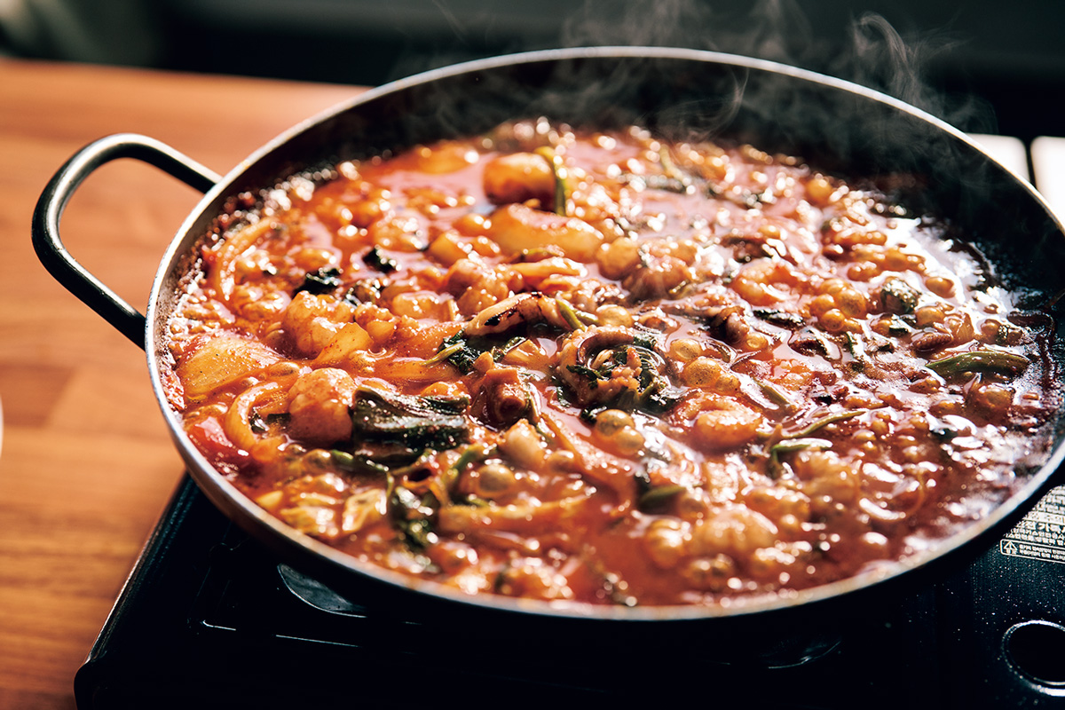 老舗の食堂で、釡山名物のナッコプセに舌鼓。〈チョンジュ食堂〉