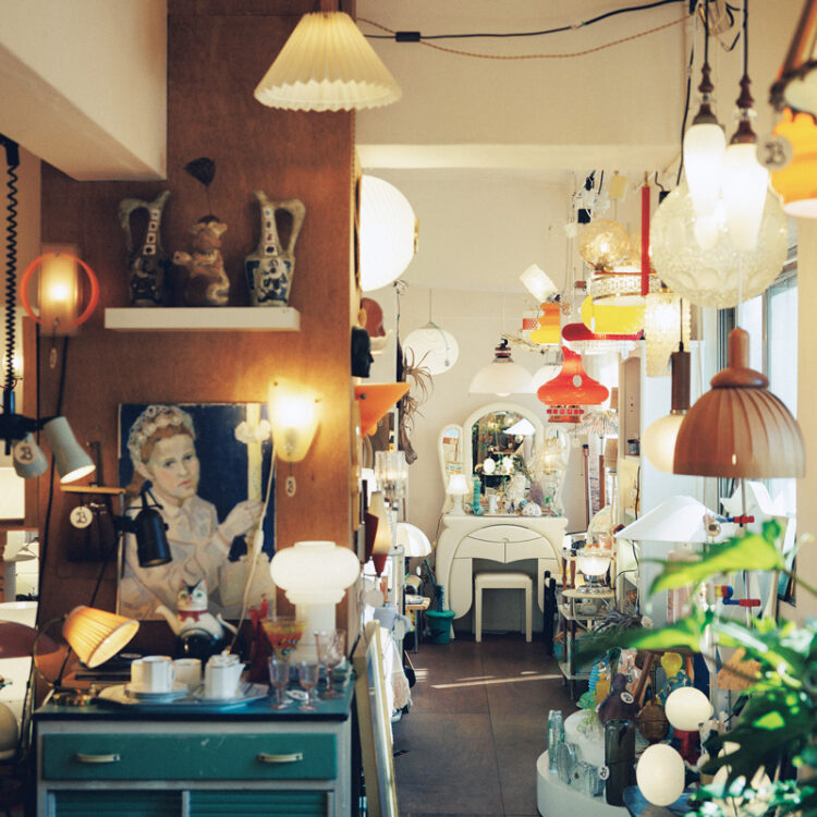 奥行きある店内。天井に、壁に、床に。ランプが所狭しと並ぶ光景は圧巻。自然光が入る空間の中で、あえて光らせていないランプもオブジェとしてすてき。