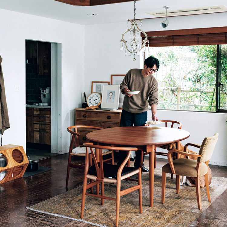 パーケットフローリングはオリジナルを残した。家具の陰に隠れた福ちゃんと。この家で迎えた保護猫も4 匹。写真左はキャットステップを活用した“横取り防止”型の猫ごはんハウス。