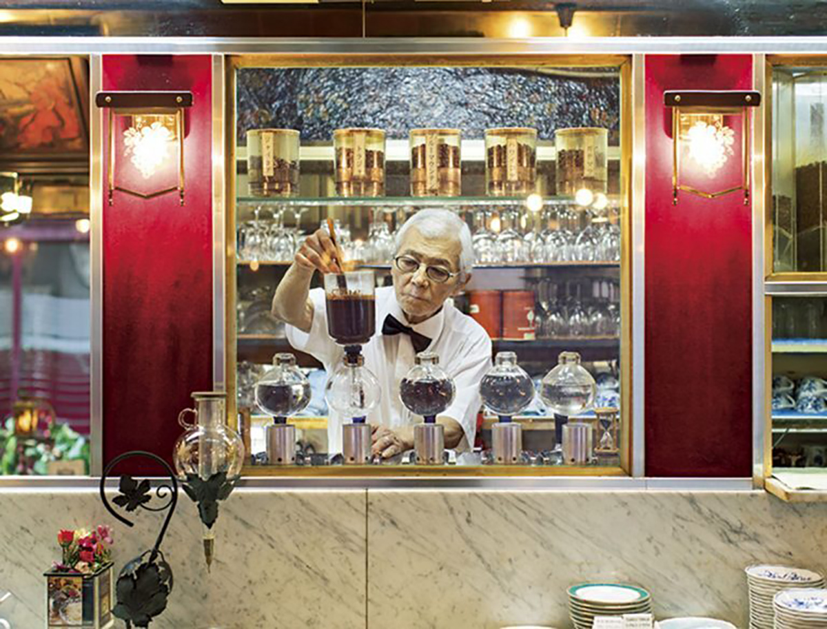 これまで訪れた数は2,000軒以上！喫茶店通の難波里奈さんが本当に好きな喫茶店　レトロゴージャスな空間で味わうひと時〈コーヒーの大学院 ルミエール・ド・パリ〉