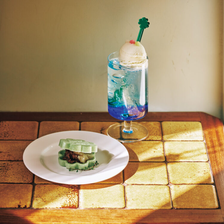 その名も「幸運もなか」( W=4,800 )とブ ルーハワイのクリームソーダ(W=7,500)。 その名も「幸運もなか」( W=4,800 )とブ ルーハワイのクリームソーダ(W=7,500)。