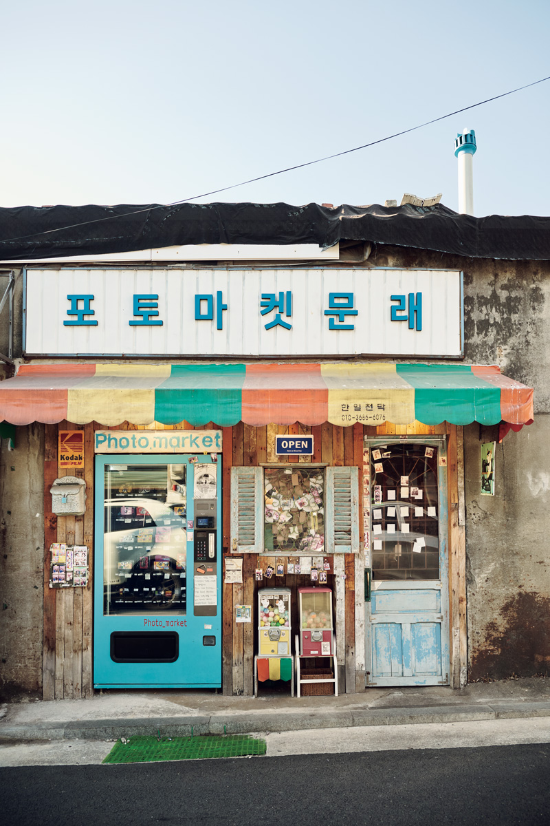 思い出は写真と猫への愛があふれるレトロ写真館で。〈フォトマーケット〉